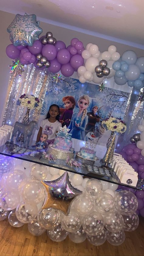 Simple Frozen Theme Party Decorations, Frozen Birthday Backdrop, Disney Frozen Birthday Party Decorations, Elsa Birthday Party Ideas, Frozen Balloon Decorations, Frozen Balloon Garland, Frozen Theme Party Decorations, Candy Bar Frozen, Frozen Birthday Party Cake