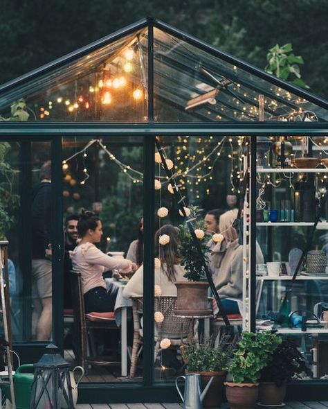 Greenhouse Dining Room, Glass House Garden, Design A House, Glass Conservatory, Garden Room Ideas, Garden Room Extensions, Conservatory Garden, Party Vibe, Roof Lantern