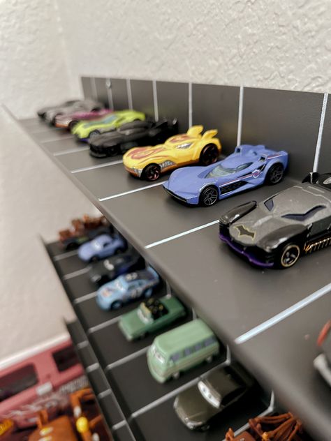 Create a fun play area for your kids with some shelves and a sharpie! Ikea Garage, Diy Toys Car, Toy Car Garage, Ikea Toys, Diy Ikea, Parking Garage, Diy Car, Ikea Diy, Play Area