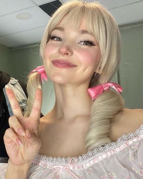 Schmigadoon Aesthetic, Dove Cameron Hairspray, Dove Cameron Schmigadoon, Blonde Icons, Dove Cameron Style, Baby Bangs, Liv And Maddie, Romantic Girl, Doe Eyes