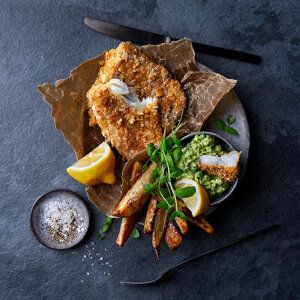 Fish and chips with Norwegian cod and pea puree | Seafood from Norway Cod Fish And Chips, Cod In The Oven, Scandinavian Baking, Pea Puree, Norwegian Food, Cod Recipes, Cod Fish, Perfect Dinner, Fried Fish