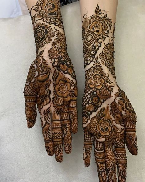 Dubai Style Mehndi Design Back, Stylish Mehndi Designs For Front Hand, Stylish Mehndi Designs For Back Hand, Mehendi Pics, Dubai Henna, Back Side Mehndi Design, Side Mehndi Design, Back Side Mehndi, Full Hand Mehndi Design