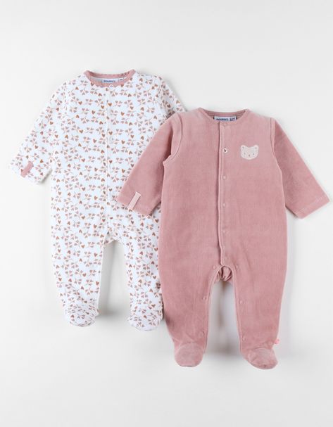 Cet Ensemble De Deux Pyjamas En Velours Dévoile Un Travail Méticuleux : L'un Arbore Un Adorable Imprimé Coeurs, Tandis Que L'autre Est Agrémenté D'une Application Brodée D'un Ours Tendre Et Charmant. Avantages :* Velours Épais Et Durable : Le Velours Utilisé Est Particulièrement Épais (300gr/m²), Ce Qui Permet Au Pyjama D'être Mis Au Séchoir Tout En Conservant Sa Qualité Et Sa Durabilité Au Fil Du Temps.* Ouverture Par L'avant : Les Boutons Pression Situés À L'avant Du Pyjama Évitent De Devoir … Baby Pyjamas, Baby Pajamas, 2nd Baby, Beer, Leggings