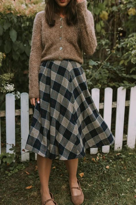 Cottagecore Fall Outfits, Wool Skirt Outfit, Cottagecore Fall, Modest Skirt, Cottagecore Outfits, Midi Skirt Outfit, Midi Flare Skirt, Modest Skirts, Anne Of Green