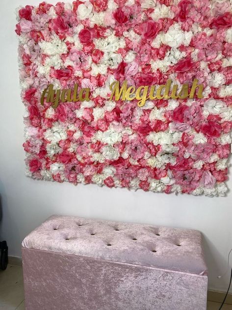 Flower Wall Room Decor, Boutique Backdrop Ideas, Flower Wall Bedroom, Boutique Wall Decor, Hair Suite, Walkin Closets Design, Flower Wall Decor Diy, Suite Decor, Flower Wall Decoration