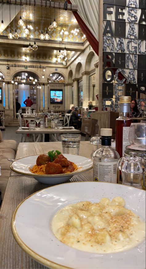 Italian Restaurant Date Aesthetic, Restaurant London Aesthetic, Food In Hotel Aesthetic, Hotel Restaurant Aesthetic, London Italian Restaurant, Italian Cooking Class Aesthetic, Eating Restaurant Aesthetic, New York Italian Restaurant, London Dinner Restaurant