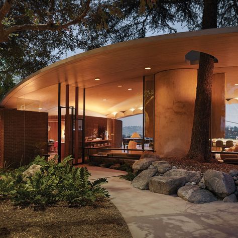 SPACE ODDITY Silvertop, as the Lautner house is known, was commissioned in 1957 but never... Kindergarten Architecture, John Lautner, Residential Landscaping, Plans Architecture, Mid Century Architecture, Architecture Design Concept, Facade Architecture, Mid Century Modern House, Futuristic Architecture