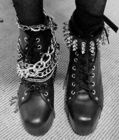 DIY Borcegos con tachas y cadenas Metal Boots, Cultura Punk, Estilo Emo, Estilo Punk Rock, Goth Shoes, Mode Shoes, Mode Punk, Punk Emo, Gothic Shoes