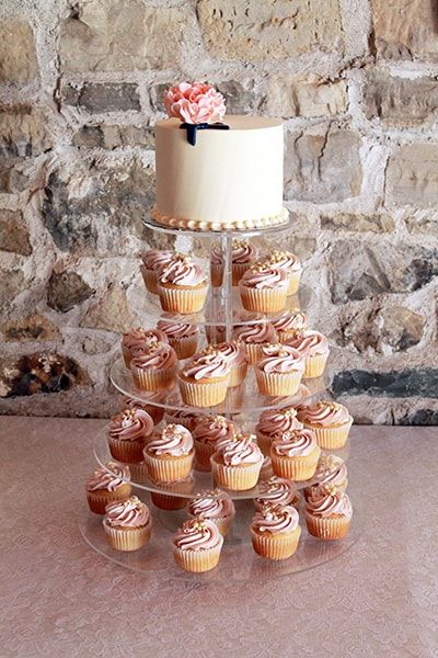 Baptism Desserts, Wedding Cupcake Tower, Table Treats, Rustic Cupcakes, Cupcake Tree, Cupcake Tower Wedding, Cupcake Stand Wedding, Wedding Donuts, Sweet 16 Birthday Cake