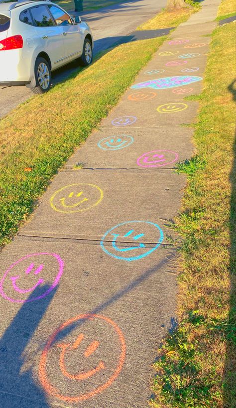 Easy Chalk Drawings Step By Step, Sidewalk Chalk Aesthetic, Chalk Driveway Ideas, Pride Chalk Art, Bluey Chalk Art, Fun Chalk Ideas, Easy Chalk Drawings Ideas, Chalk Ideas Sidewalk, Simple Chalk Art Sidewalk