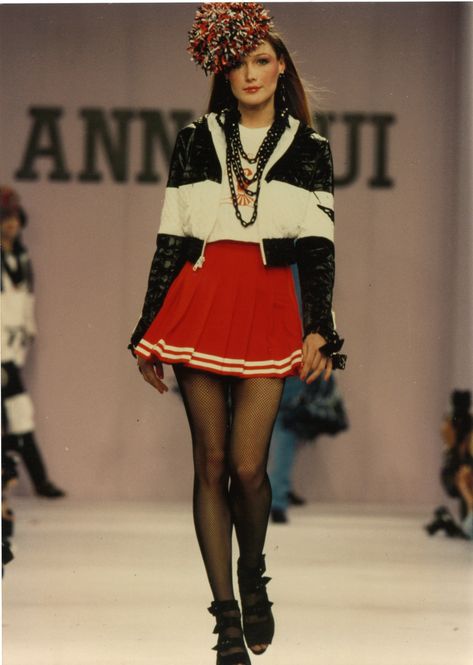 Carla Bruni at Anna Sui Fall 1994 #cheerleader #halloween #halloweeninspo Anna Sui 1994, Cheerleader Halloween, 90s Runway, Carla Bruni, Halloween Inspo, Couture Runway, Anna Sui, Halloween Inspiration, Cheerleading