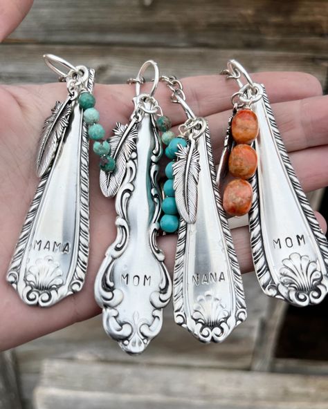 Cutlery Crafts, Spoon Keychain, Spoon Jewelry Diy, Flatware Crafts, Upcycled Spoons, Stamping Metal, Silver Spoon Jewelry, Spoon Theory, Christmas Spoons