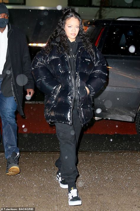 Rihanna New York, Rihanna Casual, Celine Jacket, Bump Pics, Rihanna And Drake, Black Chyna, Looks Rihanna, New York January, Rihanna Love