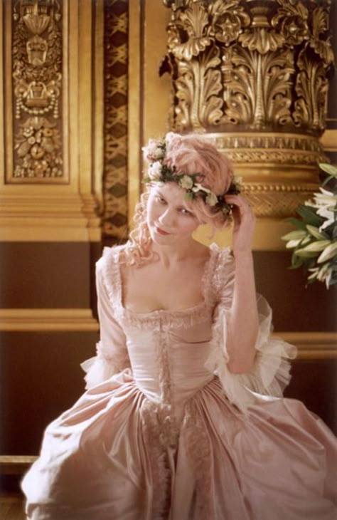 Marie Antoinette di Sofia Coppola | Ladies From Other Centuries Marie Antoinette Film, Marie Antoinette Movie, Louise Ebel, Era Victoria, Marie Antoinette 2006, Marie Antoinette Style, Rococo Fashion, Flowers In Her Hair, 18th Century Fashion