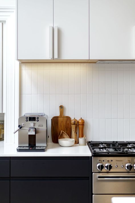 Old House Modern Kitchen, Black And White Kitchen Splashback Ideas, Old White Kitchen, Kitchen Ceramic Wall, Bodarp Kitchen, White Kitchen Splashback Ideas, White Contemporary Kitchen, Modern Scandinavian Kitchen, Painted Bar