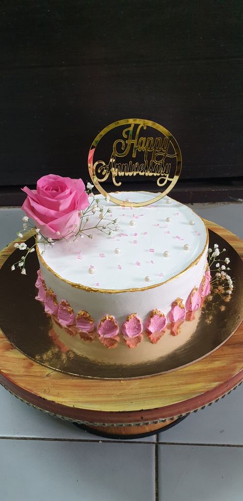 Anniversary cake by Dessert Rush in Pineapple flavour 😋😋 Aniversary Cakes Designs, Latest Anniversary Cake Designs, Pineapple Cake Design, Pineapple Cake Decoration, Simple Anniversary Cakes, Ballerina Birthday Cake, Anniversary Cake Designs, Simple Cakes, Decorating Frosting