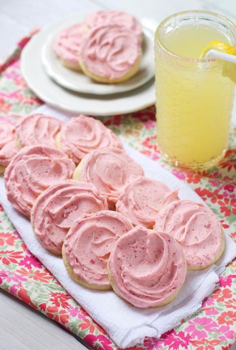 Soft Frosted Strawberry Lemonade Cookies Strawberry Lemonade Cookies, Lemonade Cookies, Dessert Cookies, Lemon Sugar Cookies, Strawberry Frosting, Summer Cookies, Freeze Dried Strawberries, Dried Strawberries, Good Eat