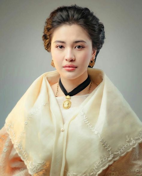 Mara Clara Dress, Maria Clara Make Up Look, Filipino Reference Photo, Filipina Traditional Clothes, Maria Clara Hairstyle Philippines, Cariñosa Costume, Maria Clara Costume, Filipina Hairstyle, Panuelo Filipiniana