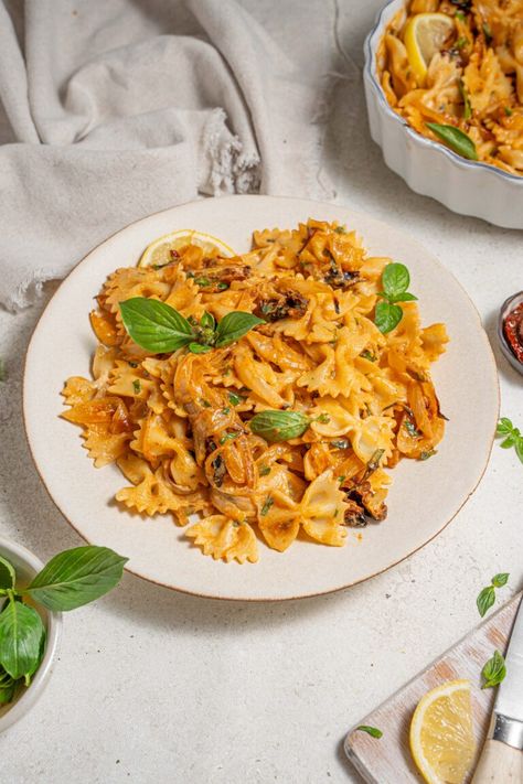 Caramelized Onion Pasta, Onion Pasta, Roasted Vegetable Pasta, Carmelized Onions, Food C, Pepper Pasta, Easy Eat, Garlic Pasta, Caramelized Onion