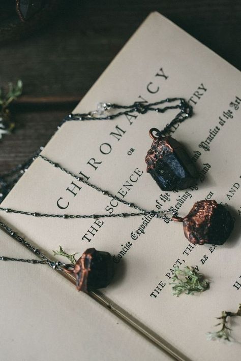 Foto Muro Collage, Maxon Schreave, Raw Tourmaline, Yennefer Of Vengerberg, Raw Crystal Ring, Slytherin Aesthetic, Magic Aesthetic, Witch Aesthetic, Tourmaline Necklace