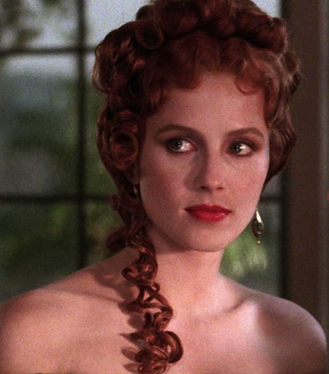 Bram Stoker's Dracula Lucy, Period Faceclaims, Women References, Lucy Westenra, Dracula 1992, Portraits Female, Female Vampire, Haute Hair, Bram Stoker's Dracula