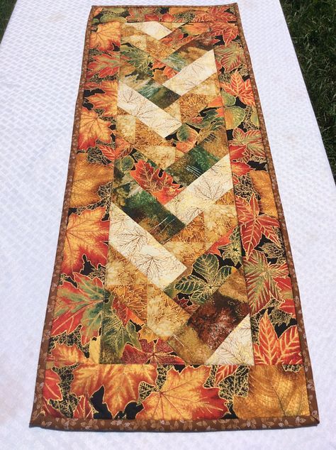 Twisted Pole Table Runner Free Quilt Pattern Beautiful Skills Crochet 65C Fall Quilt Table Runner Patterns Free, Table Runners Patterns, Fall Table Runner Patterns, Confetti Quilt, Knee Workout, Autumn Table Runner, Batik Table Runners, Christmas Confetti, Christmas Table Runner Pattern