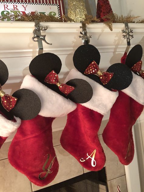 Disney Christmas Themes Ideas, Mickey And Minnie Christmas Decorations, Disney Stockings Diy, Themed Christmas Tree Mickey, Disney Stocking, Disney Christmas Stocking, Disney Christmas Stockings, Disney Ornaments Diy, Disney Christmas Crafts