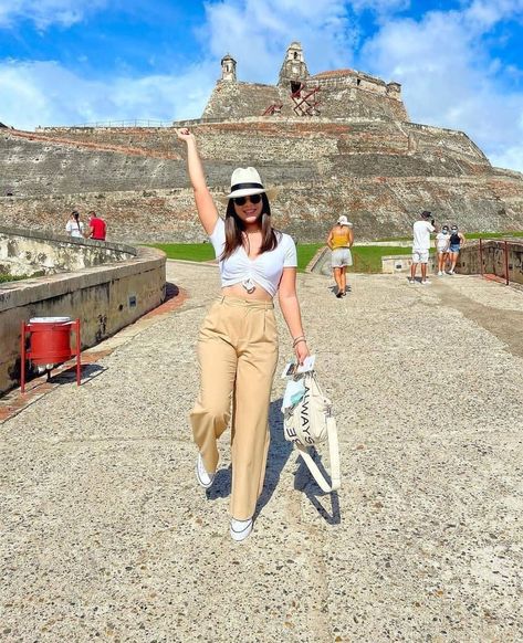 Turismo en Cartagena 🇨🇴 | Castillo de San Felipe Guatemala Outfits Ideas, Cartagena Outfit Style, Cartagena Colombia Outfit, Colombian Outfits, Guatemala Outfits, Cartagena Outfits, Outfits Cartagena, Cartagena Outfit, Outfit Viaje