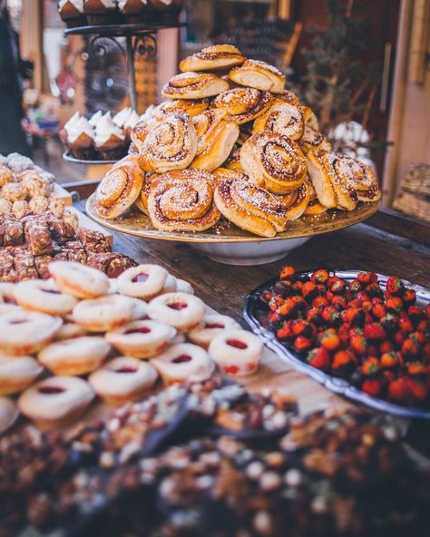 It is 15.00 and time for afternoon fika! Kanelbulle, hallongrotta or chokladboll – what is your favourite Swedish fika? Or do you prefer… Swedish Fika, Fika Sweden, Swedish Breakfast Aesthetic, Krokan Swedish Wedding Cake, Swedish Kanelbullar, Swedish Chocolate, Wedding Candy, Sweden