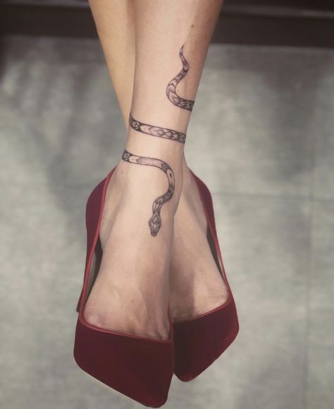 Snake Ankle Tattoo, Ankle Tattoo Men, Heel Tattoos, Ankle Tattoos For Women, Ankle Tattoos, Snake Tattoo Design, Initial Tattoo, Tattoo Girls, Foot Tattoo