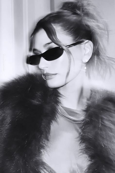 All hail the Saint Laurent Queen. Shop the latest Saint Laurent eyewear collection on eye-oo. https://www.eye-oo.com/collections/saint-laurent Hayley Bieber, Classic Glasses, Hailey Bieber Style, Street Shooting, Fashion Mirror, Round Sunglasses Women, Woman Personality, Trending Sunglasses, Irina Shayk