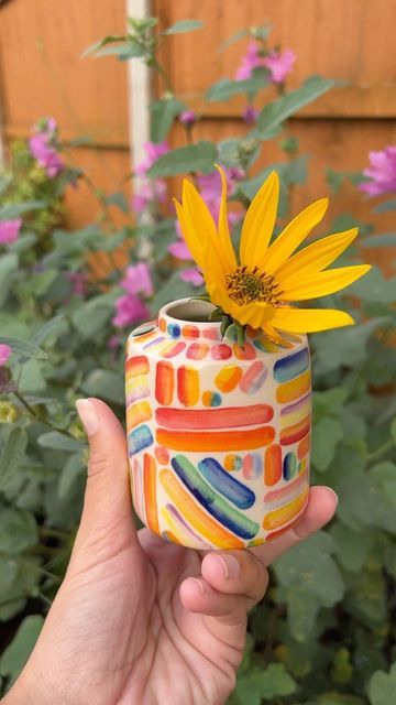 Vase Art Drawing, Painted Ceramic Plates, Diy Pottery Painting, Painted Pots Diy, Painted Vase, Paint Your Own Pottery, Diy Flower Pots, Pottery Painting Designs, Keramik Design