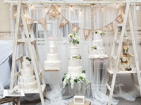 Wedding Fayre Stand Ideas, Cake Booth Display Ideas, Cake Display Wedding, Cake Stand Ideas, Cake Chart, Bridal Show Booths, Wedding Cake Setting, Expo Ideas, Wedding Cake Display