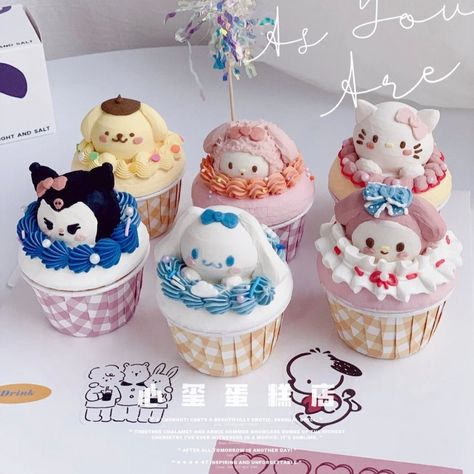 Cinnamonroll Sanrio Cupcakes, Cupcake Character Design, Cinnamoroll Cupcake, Sanrio Cupcakes, Sanrio Birthday Party Ideas, Sanrio Food, Cinnamon Roll Cupcakes, Bicycle Cake, 귀여운 음식 그림