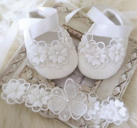 Baby Shoes Diy Pattern, Flowers With Pearls, Shoe Patterns, Christening Shoes, Handmade Baby Shoes, Baby Shoes Diy, Flower Girl Shoes, Shoes Pattern, Shoes Diy