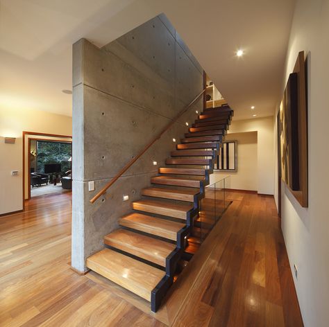 Image 3 of 18 from gallery of House H / Jaime Ortiz de Zevallos. Photograph by… Contemporary Staircase Design, Contemporary Staircase, Escalier Design, Floating Staircase, Concrete Home, Lan Can, Modern Stairs, New Interior Design, Concrete House