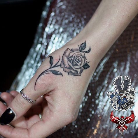 Rose Tattoo Thumb, Wrist Hand Tattoo, Hand Palm Tattoos, Thumb Tattoos, Rose Tattoo On Arm, Tato Jari, Rose Hand Tattoo, Hand Rose, Small Finger Tattoos