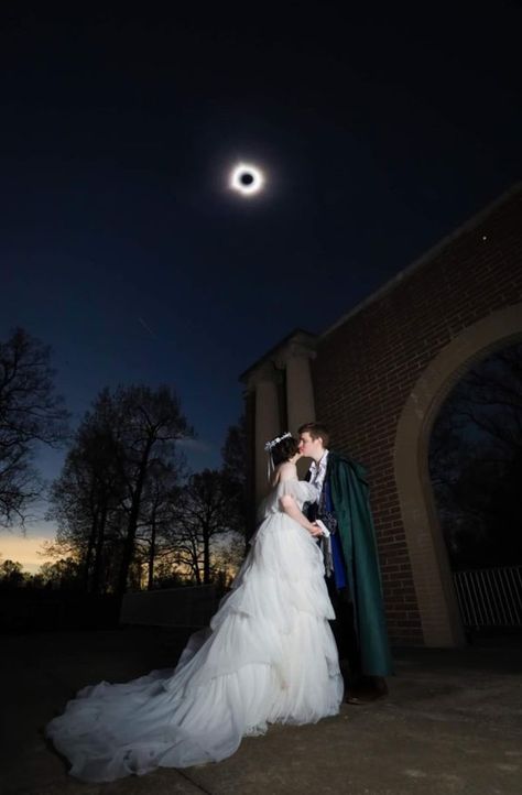 Solar Eclipse Wedding, Eclipse Wedding, Clarksville Tn, A Kiss, Solar Eclipse, The Moon, Solar, Wedding Ideas, Wedding Photographers