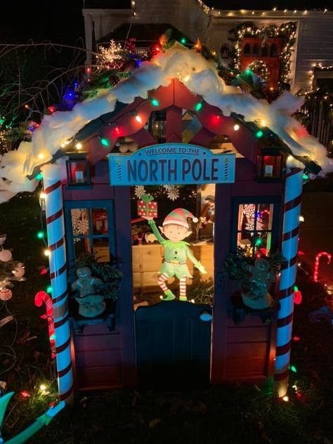 DIY Santa's Workshop and Mini Ice Pond — Sew Lovely By KellyRoman Shades Blog Santa Parade Float Ideas, Diy Santas Workshop Ideas, Santas Workshop Decoration, Santas Workshop Theme Decorations, Christmas Playhouse, Front Yard Christmas, Santa Chair, Christmas Parade Floats, Outdoor Christmas Diy