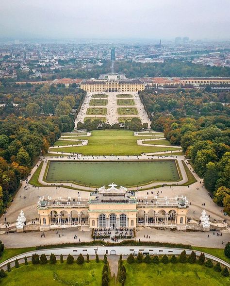 Schonbrunn Palace, Bodiam Castle, Outer Limits, Schönbrunn Palace, Castle Mansion, European Cities, House Outside Design, Green City, Beautiful Houses