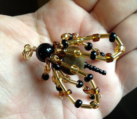 Orb Jewelry, Gold Necklace Unique, Bead Bugs, Beaded Christmas Decorations, Bumble Bee Necklace, Miniature Terrarium, Beaded Dragonfly, Bug Crafts, Beaded Spiders