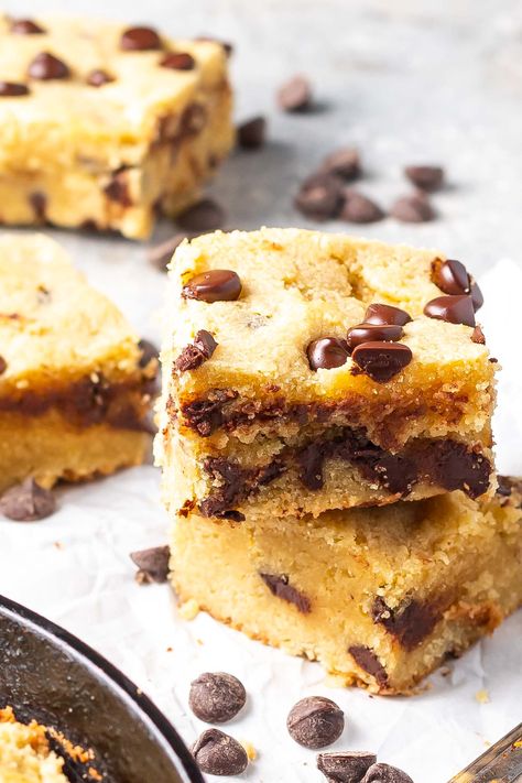 These easy Keto Blondies are made in a cast-iron skillet with olive oil, chocolate chips, almond flour, coconut flour, and erythritol for a sugar-free & low-carb dessert that you're going to love! Keto Blondies, White Chocolate Blondies Recipe, Chocolate Blondies Recipe, Cast Iron Keto, Chocolate Macaroons, Keto Easy, Blondies Recipe, Cinnamon Roll Cake, Sugar Free Desserts