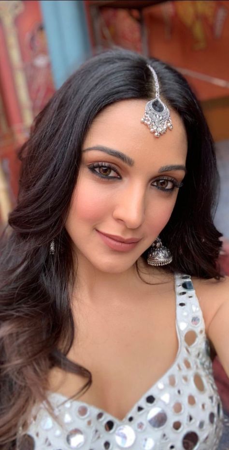 Kaira Advani, Bollywood Hairstyles, Take A Selfie, Bachelorette Outfits, Indian Makeup, Kiara Advani, Indian Bollywood, Bollywood Girls, Indian Actress Hot Pics