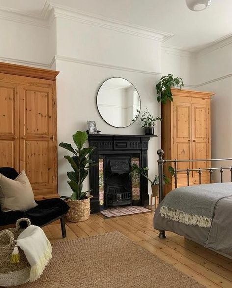 The bedroom pictured after the original tiles around the fireplace were uncovered Terrace Bedroom Ideas, Victorian Terrace Bedroom, Terrace House Bedroom, 1930s House Interior, Victorian House Interiors, House Bedroom Ideas, Victorian Terraced House, Bedroom Victorian, Victorian Bedroom