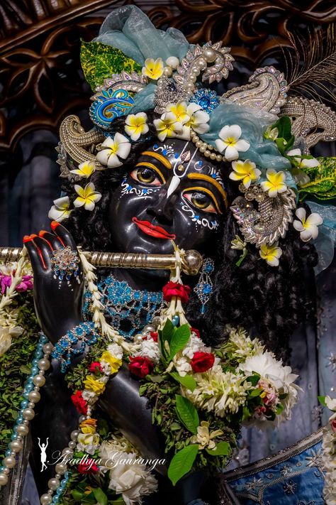 Radha Krishna Iscon Hd, Iscon Temple Radha Krishna, Vrindavan Dham, Iskcon Krishna, Krishna Avatar, Krishna Gif, Radhe Krishna Wallpapers, Shree Krishna Wallpapers, Birthday Ideas For Her