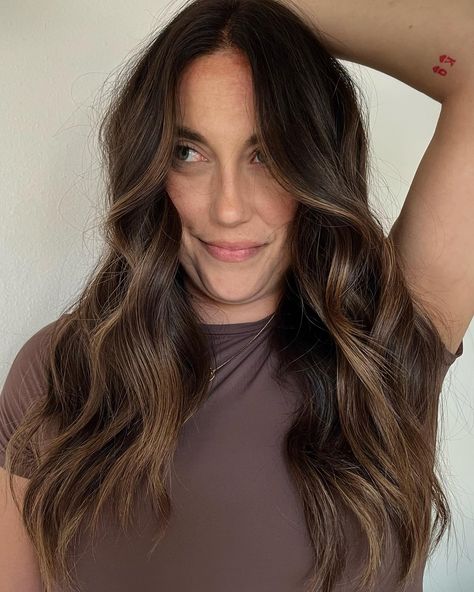 The coastal brunette of your dreams 🥥🌊🐚 Soft, sunkissed strands that not only grow out effortlessly, but complement your natural base and enhance movement within the shape of the cut ✨ Steal @alyssafree look— (Ideal for medium/dark brunette levels 1-5) + deep melty base + skinny faceframe + level 7 teased babylights & tip outs + warm neutral gloss Should I drop her formula?? #thebeachybrunette #brunettebalayage #dimensionalbrunette #balayagetampa #clearwaterhair #stpetestylist #expe... Cool Toned Brunette Highlights, Teased Babylights, Teasy Lights On Dark Hair, Sunkissed Hair Brunette Dark, Level 5 Hair, Brunette Dimensional Hair, Level 7 Hair Color, Subtle Balayage Brunette, Babylights Brunette