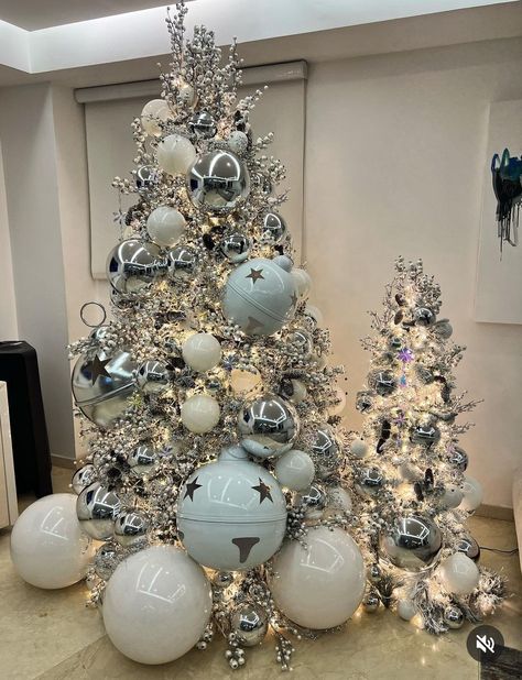 Chrome Christmas Tree, White And Silver Christmas Tree Ideas, Beautiful Christmas Trees Decorated, Silver Christmas Tree Decorations, Make Christmas Tree, Black Christmas Decorations, Christmas Balloon Decorations, Pretty Christmas Decorations, Silver Christmas Decorations