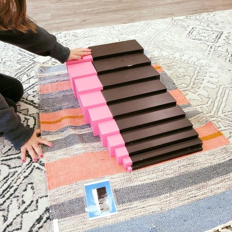 🌟 Exploring Dimensions with the Pink Tower & Brown Stairs at Lily Montessori! 🟫🌸 The Pink Tower and Brown Stairs are classic Montessori materials that help children understand dimensions in a hands-on way. The Pink Tower introduces three dimensions that children can distinguish between, while the Brown Stairs focus on two dimensions. This allows children to learn about size, shape, and spatial relationships, providing a rich learning experience that builds their visual and spatial intelligen... Brown Stairs, Spatial Relationships, Montessori Materials, The Pink, Helping Kids, Hands On, Montessori, To Learn, Stairs