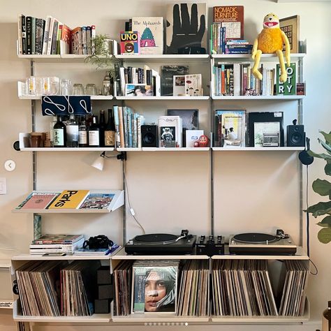 Twin Track Shelving, Dj Living Room, Vitsoe Shelving, Vitsoe 606, Flat Eric, Hifi Setup, Track Shelving, Hifi System, Modular Shelving System