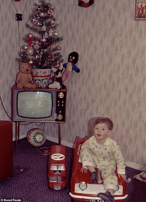 What Christmas decor used to look like in 1950s and 1960s | Daily Mail Online Christmas Pictures Vintage, Vintage Christmas Photos, Retro Christmas Decorations, 1950s Christmas, Television Set, Vintage Christmas Images, Tv Set, Mid Century Christmas, Christmas Family Photos